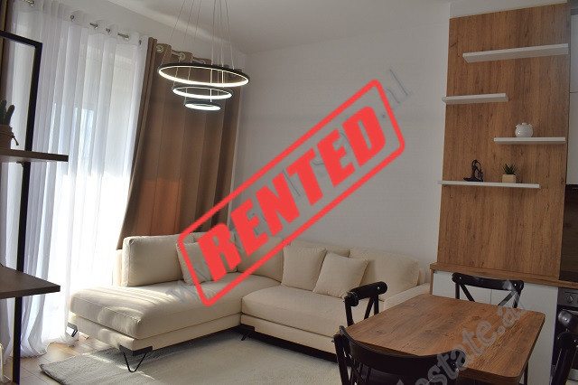 Apartament 1+1 me qira tek Kompleksi Siri 2, ne rrugen Siri Kodra ne Tirane.
Eshte e pozicionuar ne